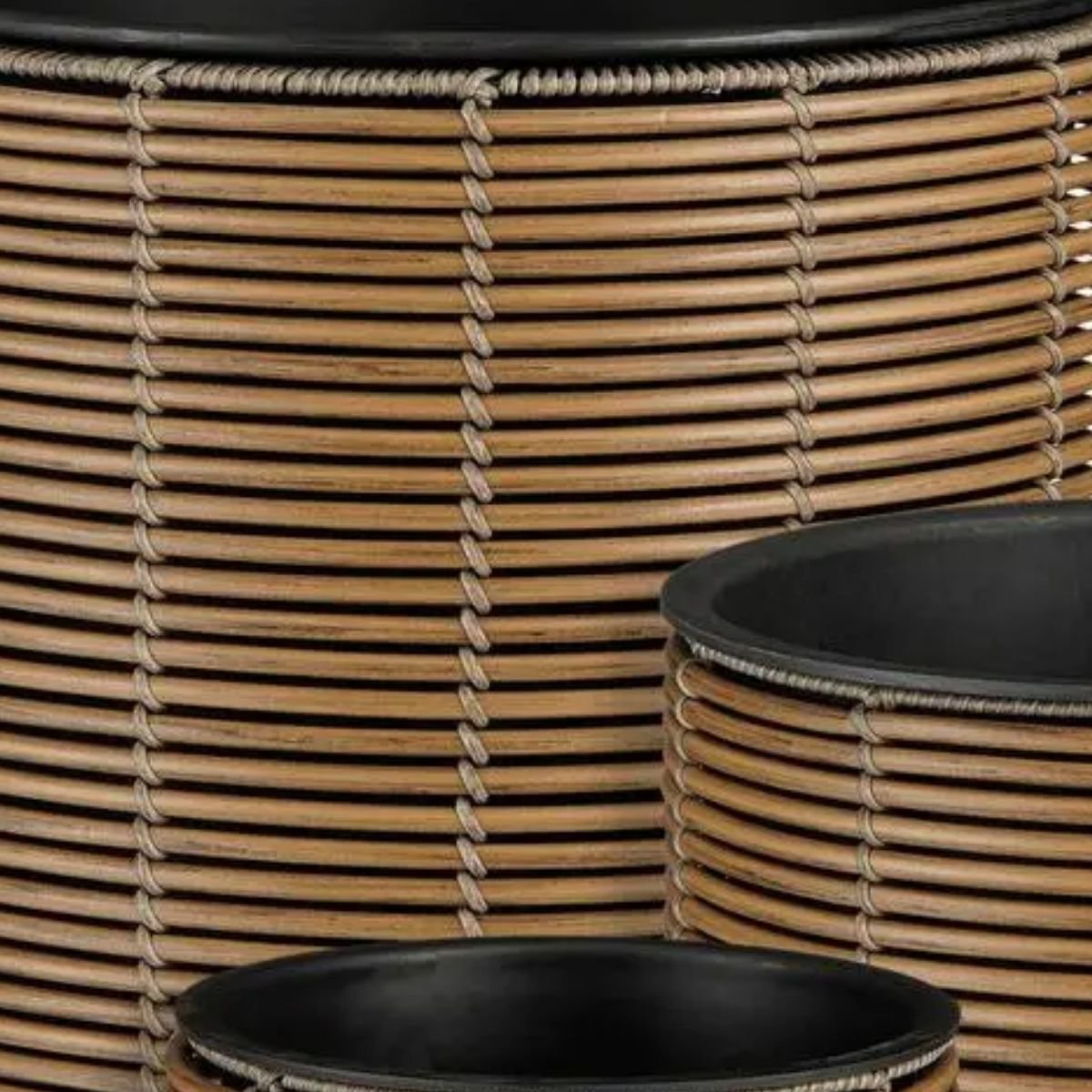 Detail van de gevlochten structuur van  de gevlochten lichtbruine bloemenpotset Cesena