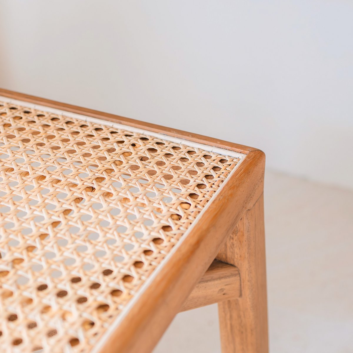 Detail van de geweven zitting van de houten kruk rotan bruin 41 cm Subang