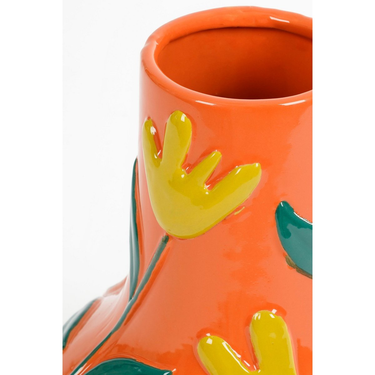 Detail van de keramieken vaas oranje met bloemmotief 30 cm Ava