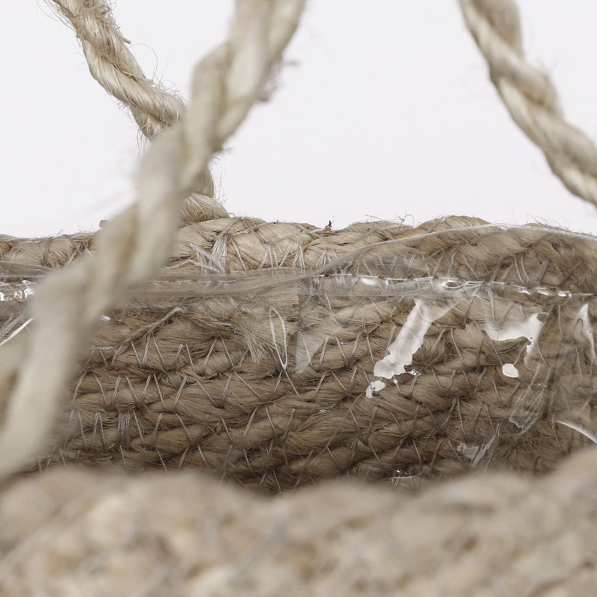 Detail van de lining van de jute gevlochten beige plantenhanger