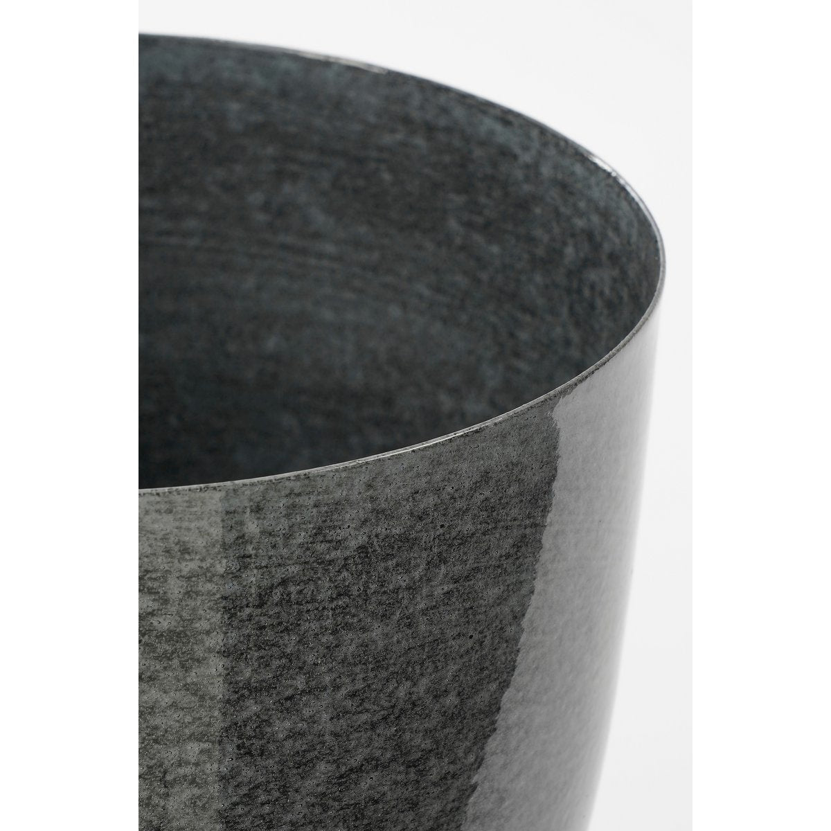 Detail van de rand van de metalen bloempot op standaard grijs James