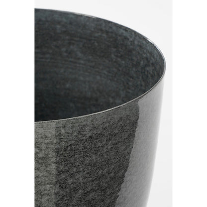 Detail van de rand van de metalen bloempot op standaard grijs James
