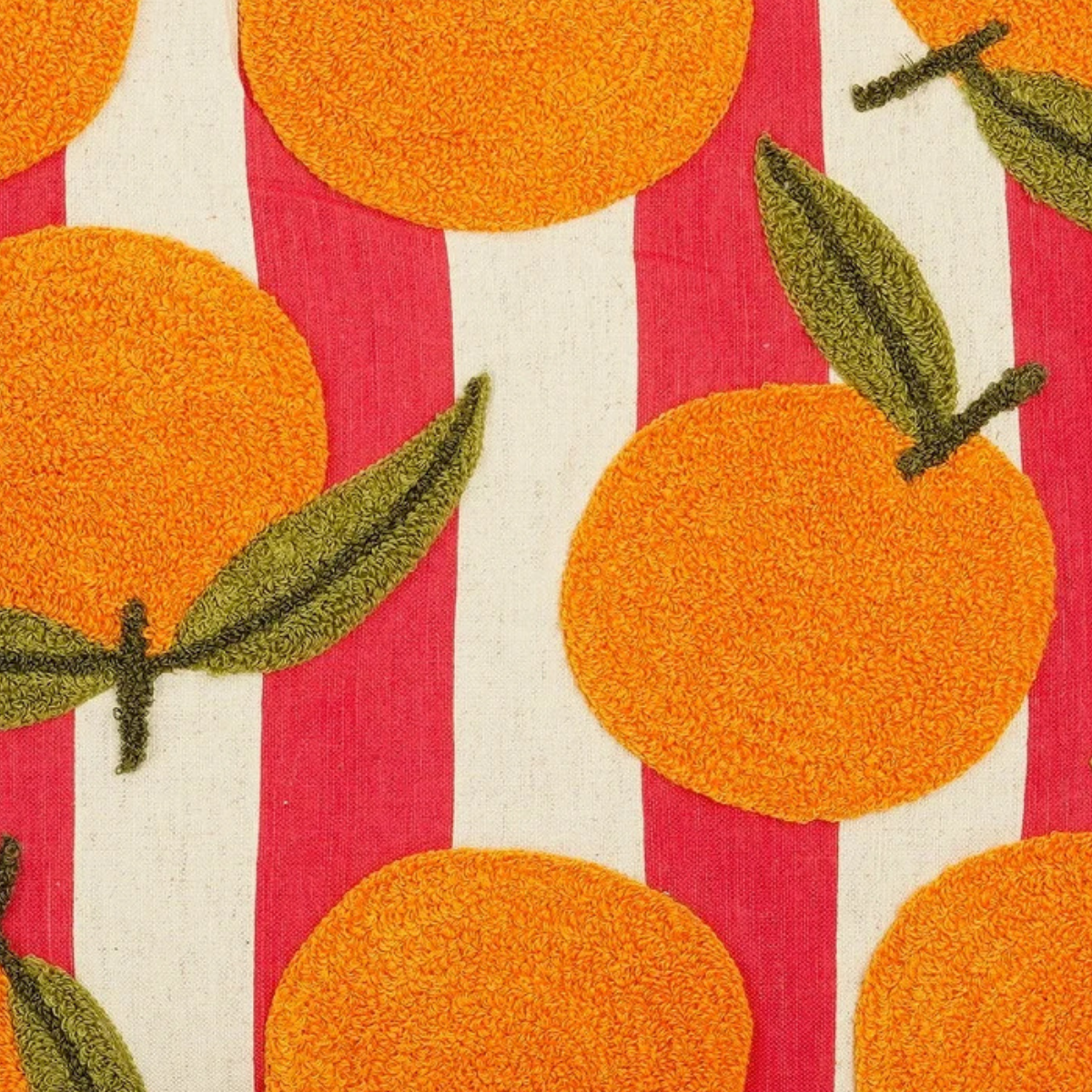 Detail van de sinaasappels van het katoenen sierkussen rood met sinaasappelprint 45x45 cm