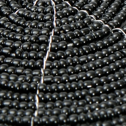 Detail van de zwarte kralen van een ronde onderzetter
