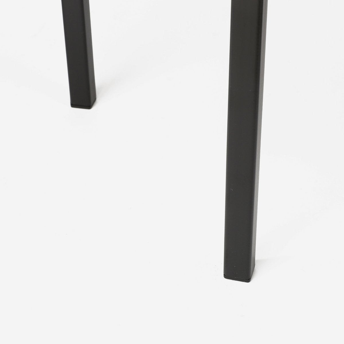 Detail van een van de poten van de zwarte metalen plantenstandaard 55 cm