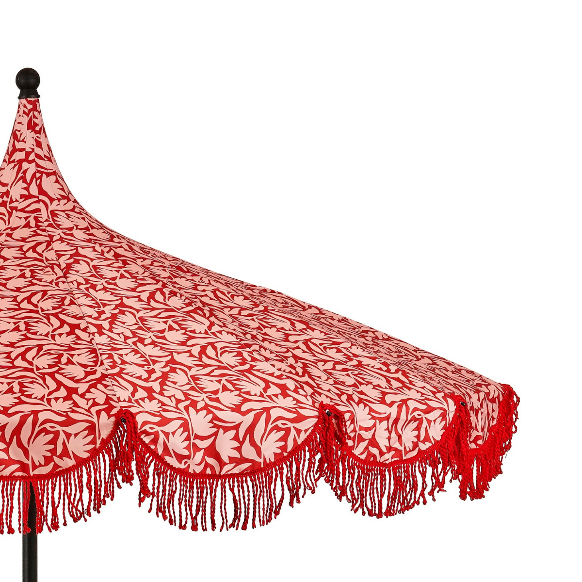 Detail van het doek van de rode parasol met franjes met bloemenprint