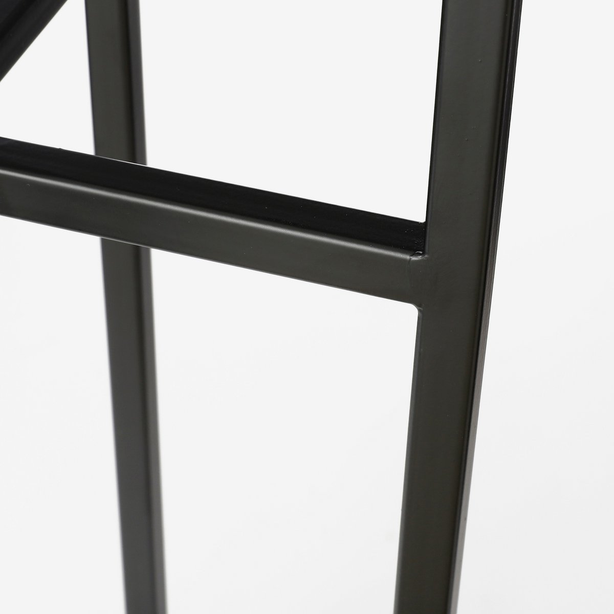 Detail van het frame van de Plantenstandaard hoog zwart metaal Ascot met vierkant frame en vier poten