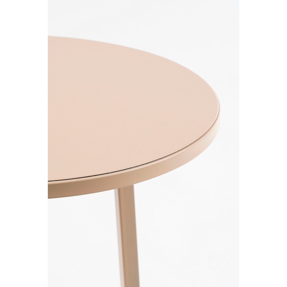 Detail van het roze tafeltje van de ijzeren plantenstandaard roze hoog 80 cm Adine