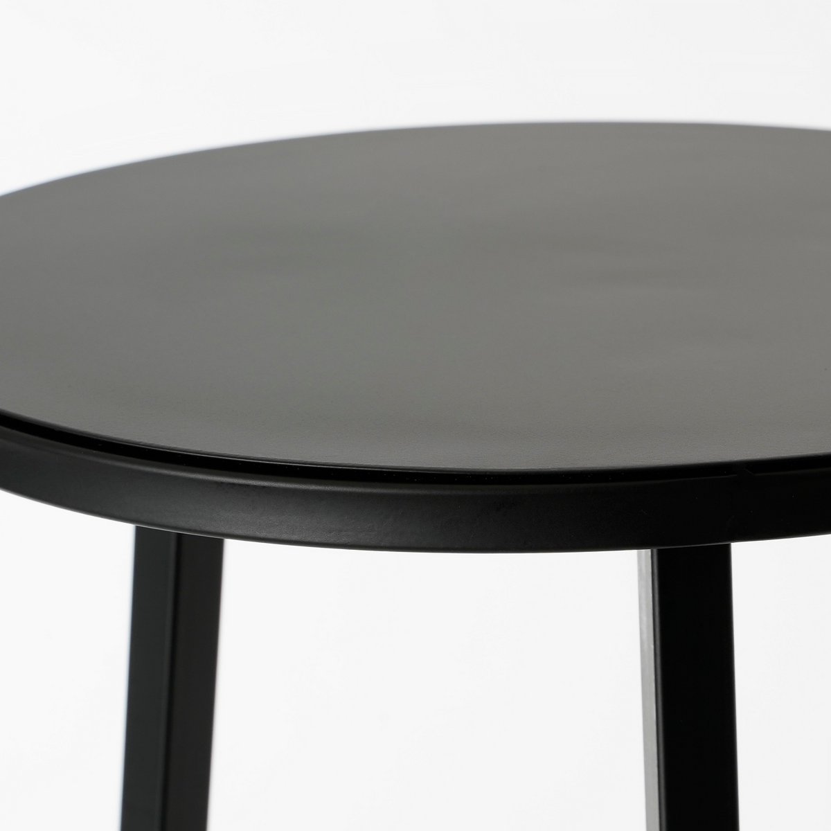 Detail van het tafeltje van de ijzeren plantentafel zwart hoog 120 cm Adine