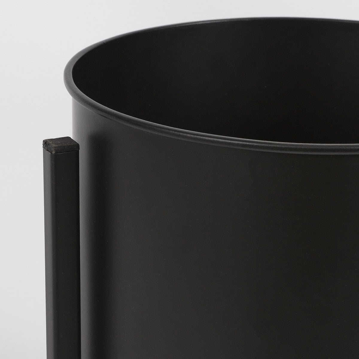 Detail van zwarte metalen plantenstandaard met pot, set van 3 verkrijgbaar bij Luben