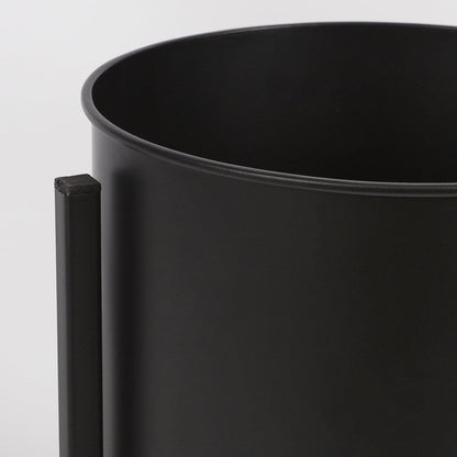 Detail van zwarte metalen plantenstandaard met pot, set van 3 verkrijgbaar bij Luben