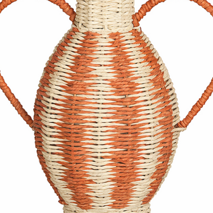 Detailopname van het gevlochten streeppatroon in oranje en naturel van de vaas
