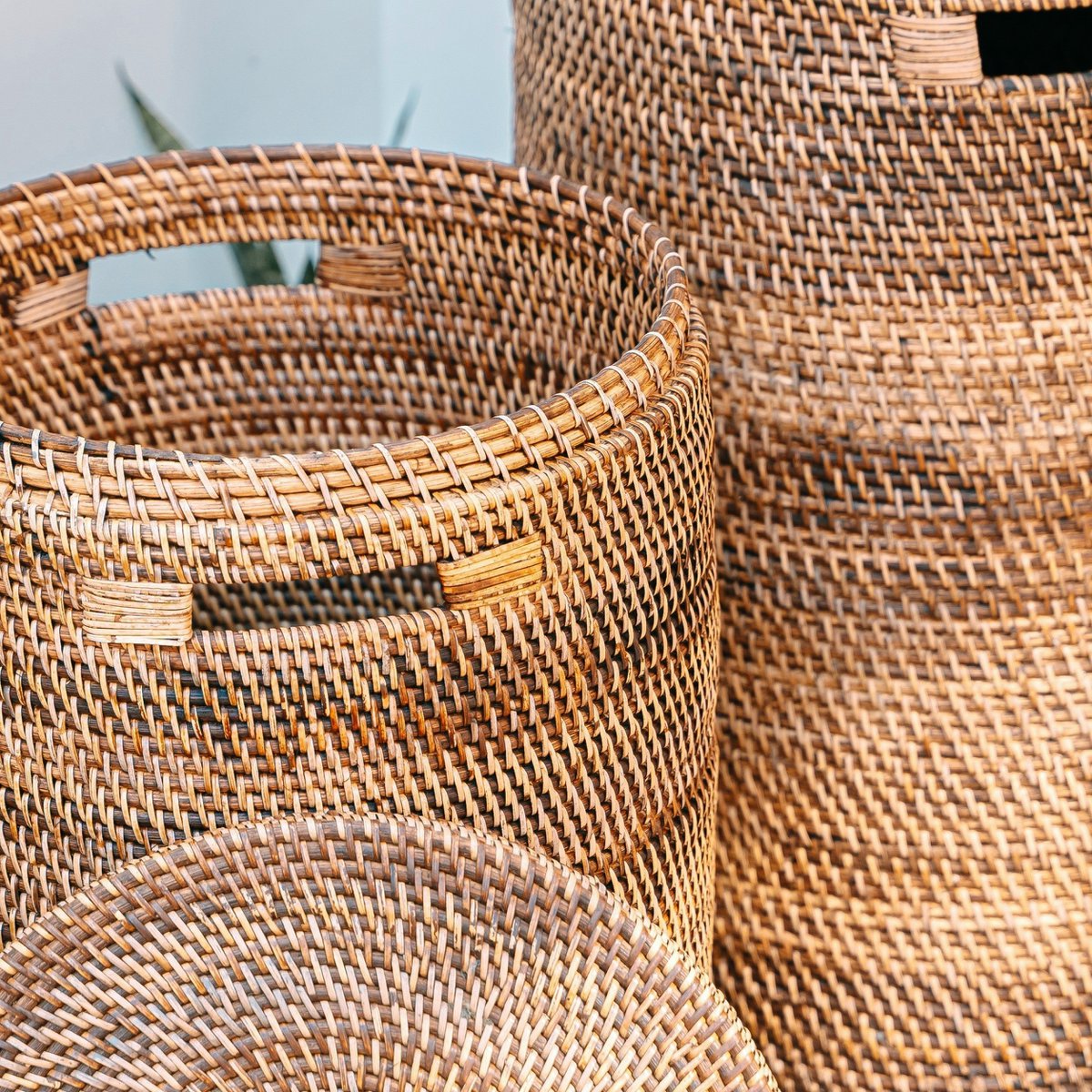 Details van het geweven materiaal van de rotan wasmanden met deksel naturel Sari