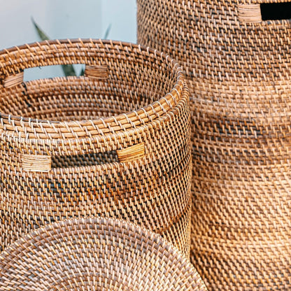 Details van het geweven materiaal van de rotan wasmanden met deksel naturel Sari