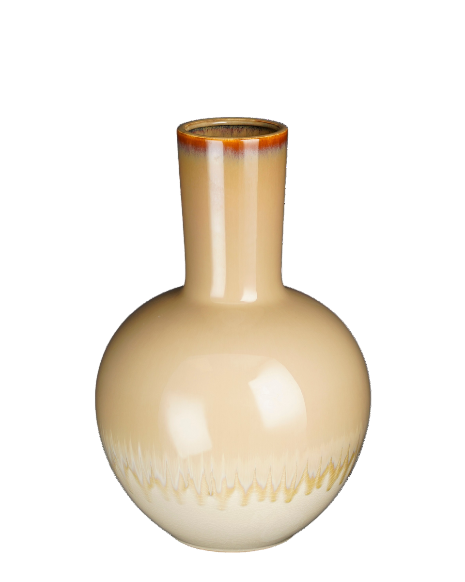 Een beige keramieken vaas met een warme, natuurlijke uitstraling. Perfect om gedroogde bloemen of takken in te plaatsen, maar ook prachtig als los decoratief object. De aardse tinten en matte afwerking brengen een rustieke en mediterrane sfeer in elk interieur.