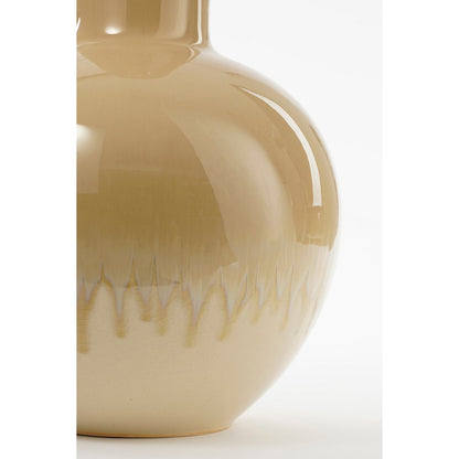 Closeup van een beige keramieken vaas met een warme, natuurlijke uitstraling. Perfect om gedroogde bloemen of takken in te plaatsen, maar ook prachtig als los decoratief object. De aardse tinten en matte afwerking brengen een rustieke en mediterrane sfeer in elk interieur.