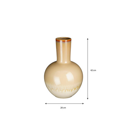 Afmetingen van een beige keramieken vaas met een warme, natuurlijke uitstraling. Perfect om gedroogde bloemen of takken in te plaatsen, maar ook prachtig als los decoratief object. De aardse tinten en matte afwerking brengen een rustieke en mediterrane sfeer in elk interieur.