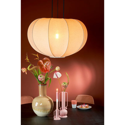 Beige keramieken vaas met een warme, natuurlijke uitstraling, in een warme rode moderne omgeving. Perfect om gedroogde bloemen of takken in te plaatsen, maar ook prachtig als los decoratief object. De aardse tinten en matte afwerking brengen een rustieke en mediterrane sfeer in elk interieur.