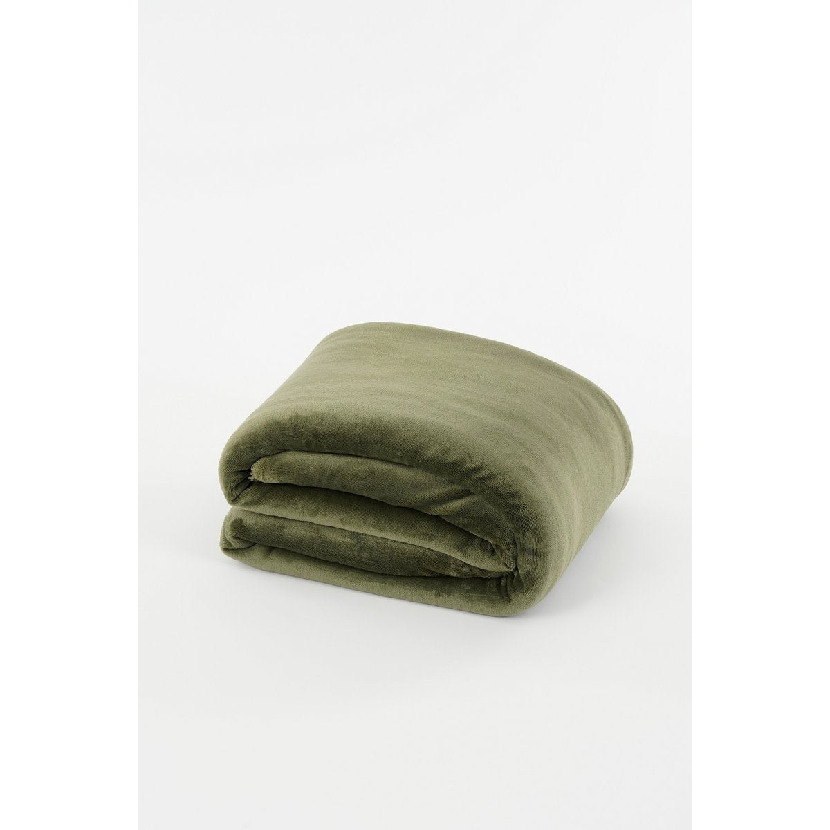Opgevouwen donkergroen fleece deken op witte achtergrond