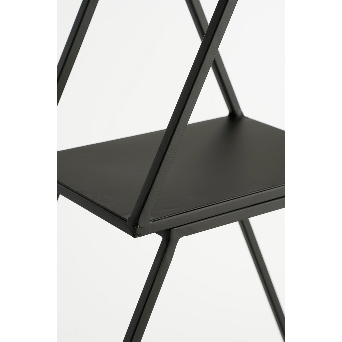 Closeup van driehoekige zwarte metalen 3-laagse etagère Rama. Voor hapjes, lekkernijen, fruit of als decoratie. Je kan hem uit elkaar halen voor meerdere vormen.