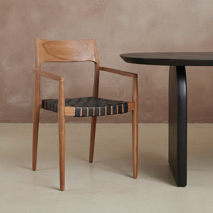 Eetkamerstoel met armleuning hout zwart leer Freya naast zwarte houten eettafel