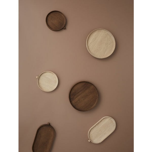 Eiken dienblad rond naturel 22x20 cm Inka verspreid met andere dienbladen van dezelfde lijn