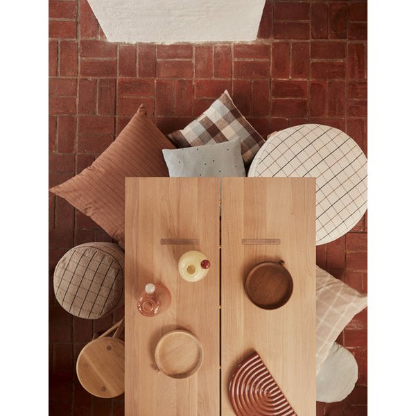 Eiken dienblad rond naturel 22x20 cm Inka verspreid met andere dienbladen van dezelfde lijn op houten versierde tafel