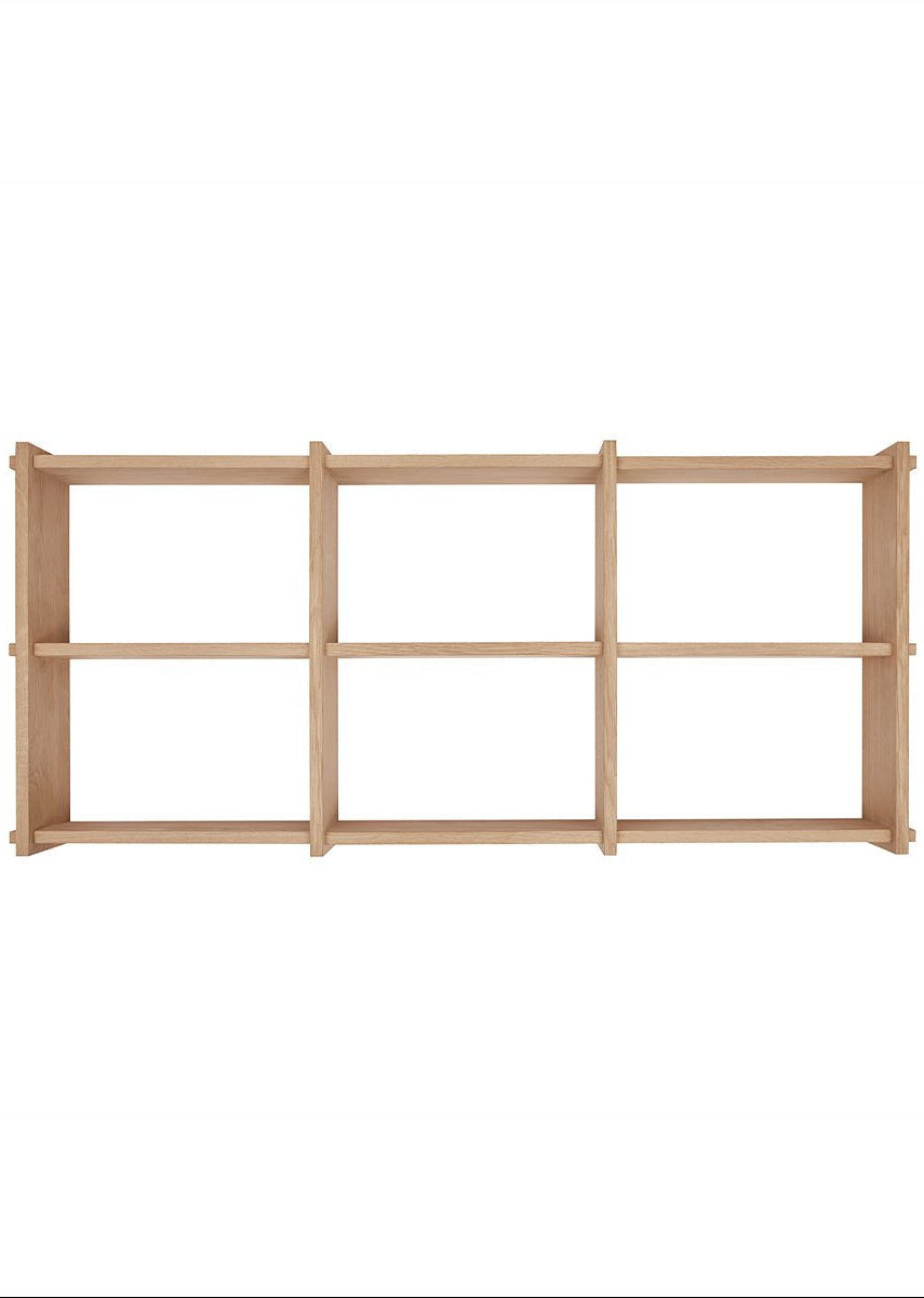 Houten eiken rooster wandplank met vakken tegen witte achtergrond