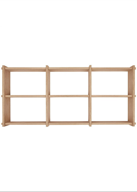 Houten eiken rooster wandplank met vakken tegen witte achtergrond