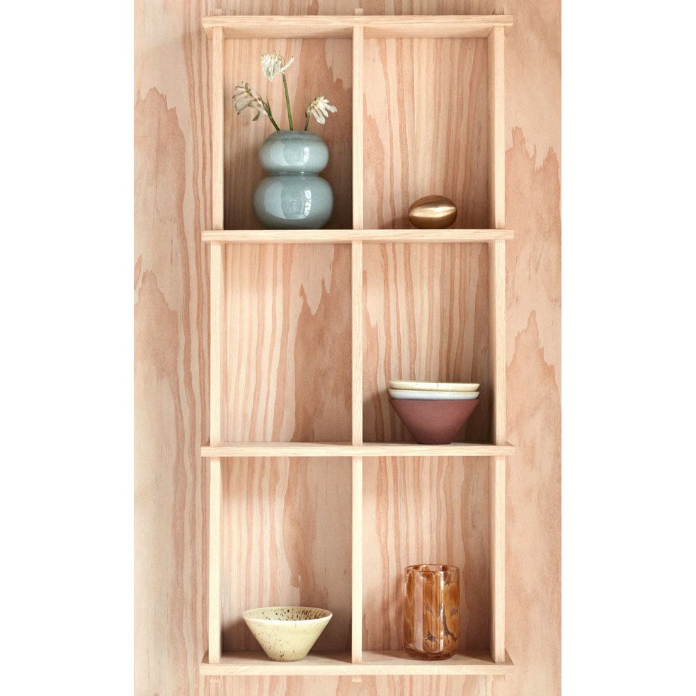 Grid wandplank in eiken gevuld met keramiek en accessoires in een Scandinavisch interieur