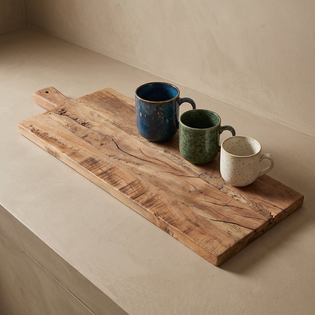 Farmwood houten borrelplank 60 cm met 3 verschillende mokken erop