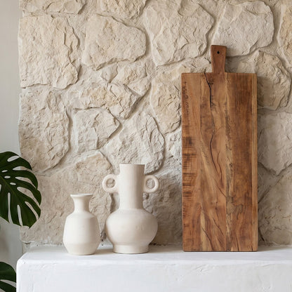 Farmwood houten borrelplank 60 cm op een witte aanrecht met stenen muur en keramieken vazen