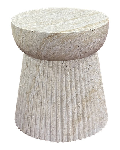 Natuurlijke Bonn bijzettafel van fiberclay met groefstructuur op witte achtergrond