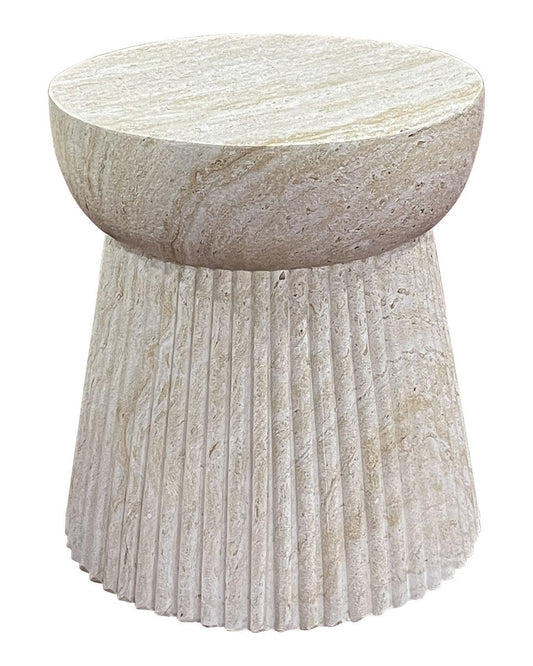 Natuurlijke Bonn bijzettafel van fiberclay met groefstructuur op witte achtergrond