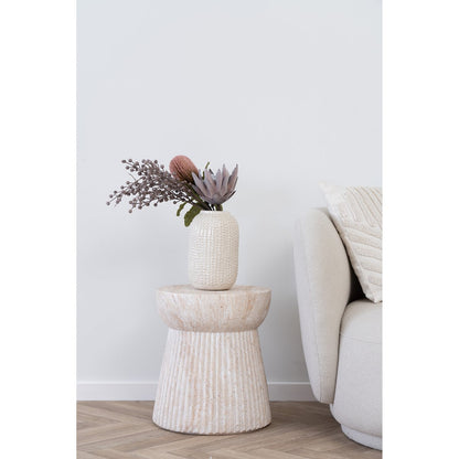 Bijzettafel Bonn naast fauteuil in modern natuurlijk interieur