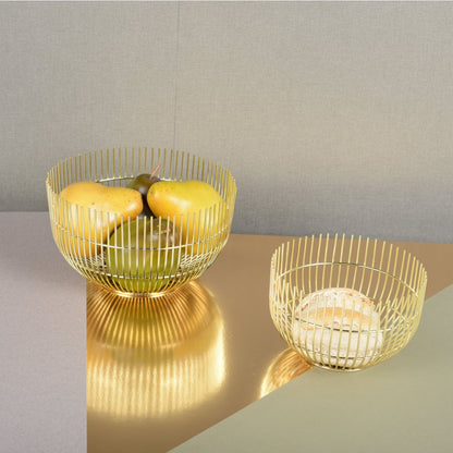 Fruitschaal goud groot met fruit erin naast een kleinere schaal met broodjes
