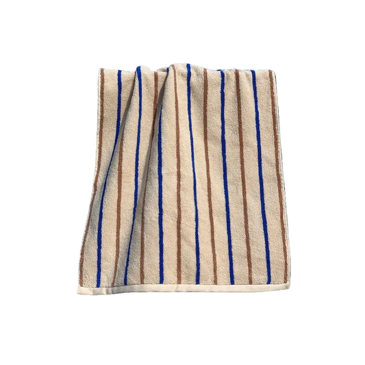 Gestreepte katoenen handdoek met blauwe en bruine strepen op wit achtergrond