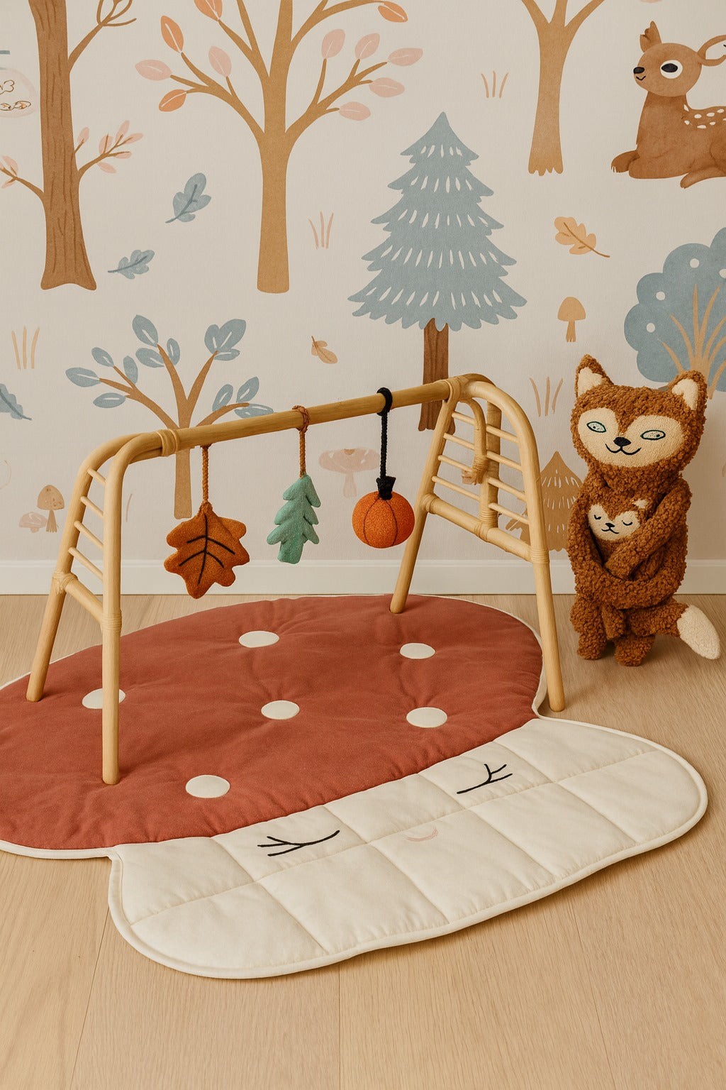 In combinatie met een babygym of knuffels creëert de paddenstoelmat een knusse speelplek waar fantasie en comfort samenkomen. Ideaal voor uren speelplezier!
