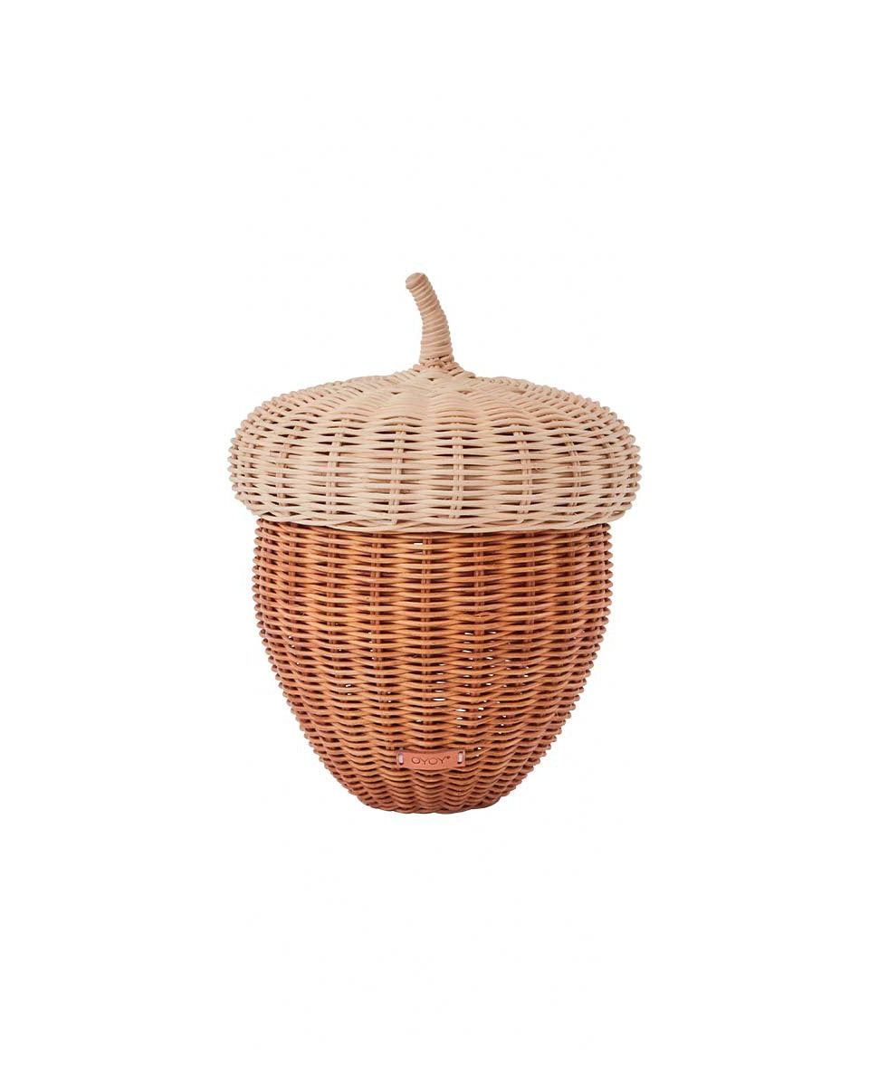 Deze rotan mand in de vorm van een eikel is bijna te mooi om te verstoppen. Perfect om speelgoed, dekentjes of schatten van buiten in op te bergen.
