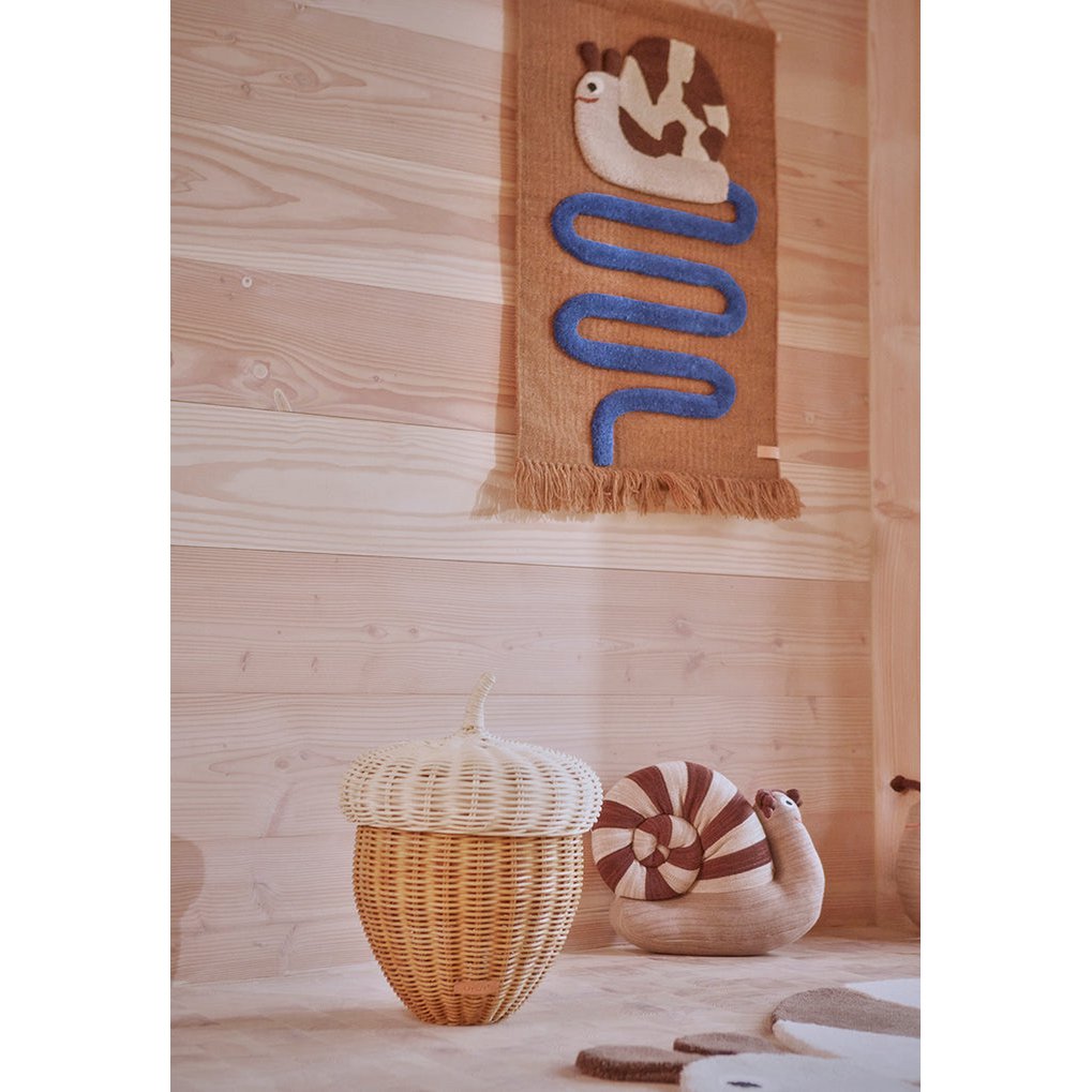 Combineer met zachte natuurtinten en speelse accessoires voor een warme, uitnodigende kamer vol karakter.

