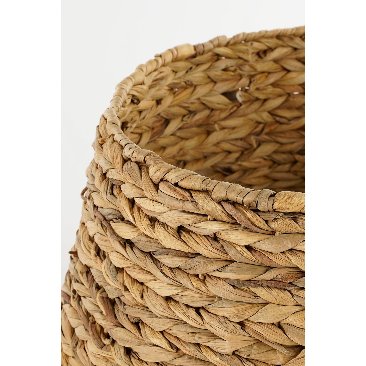 Closeup van een geweven kerstboomrok van zeegras. Perfect in een boho of beachy sfeer om je interieur landelijk, warm en knus te maken.