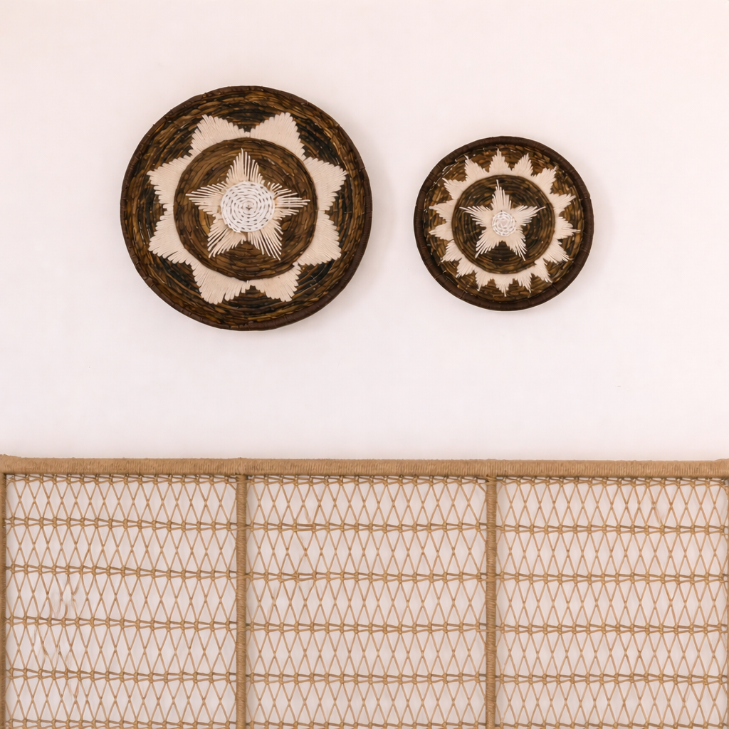 Geweven wanddecoratie donkerbruin Guma bove een geweven bed