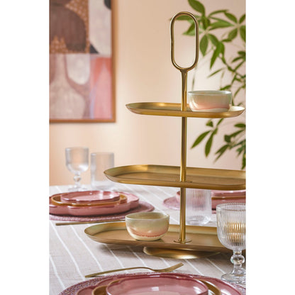Gouden etagère 3 laags metaal 48x20x55 cm Rama aangekleed in een roze eetkamer met roze servies en glazen