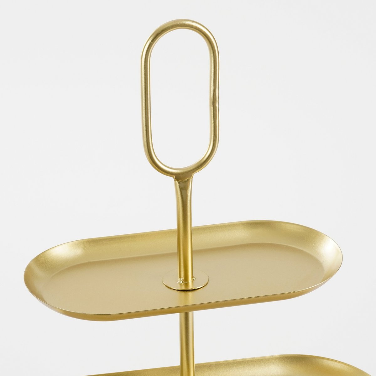 Gouden etagère 3 laags metaal 48x20x55 cm Rama, detail van het handvat en het bovenste plateau