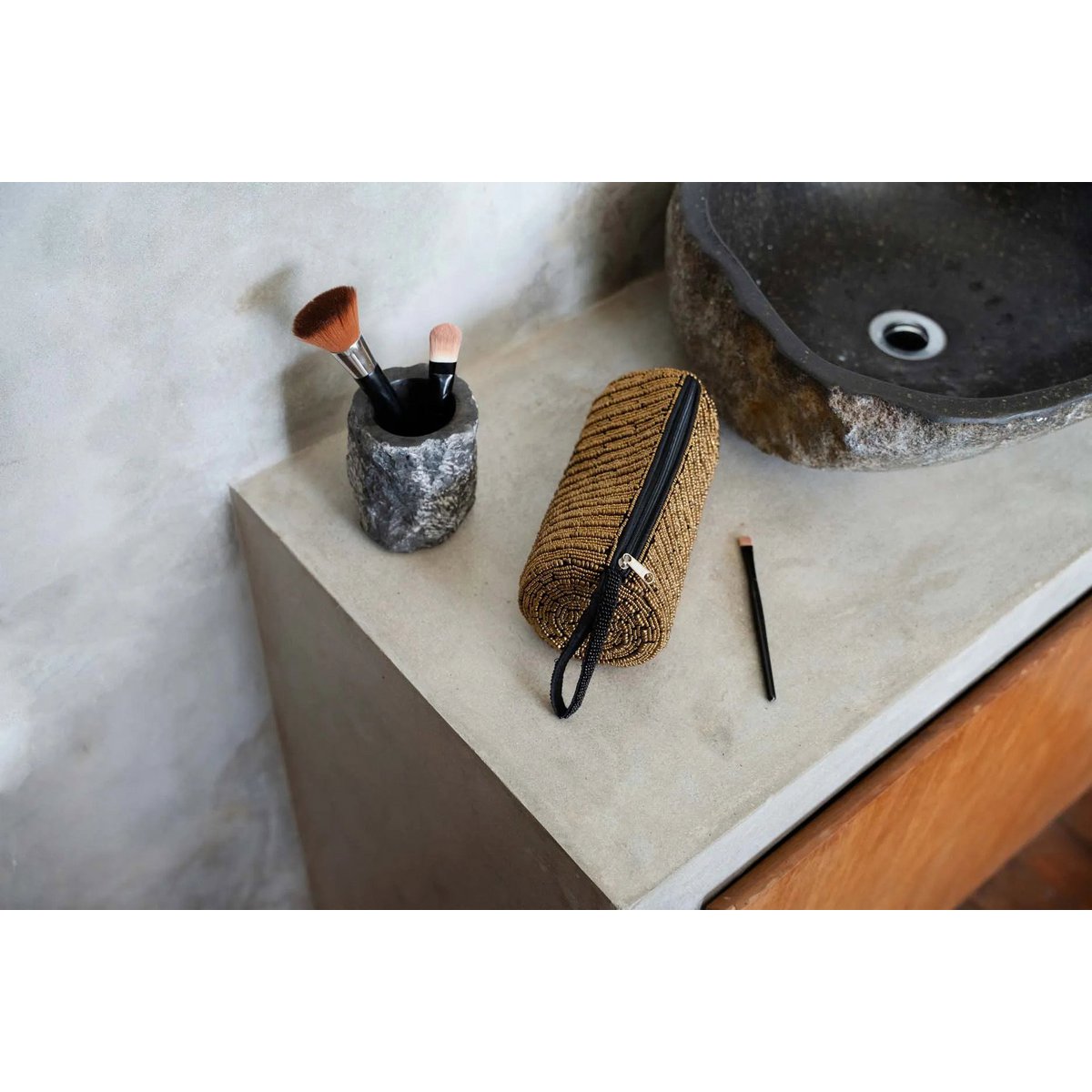 Gouden etui The Pencil Case mooi gestyled op een aanrecht met make up kwastjes