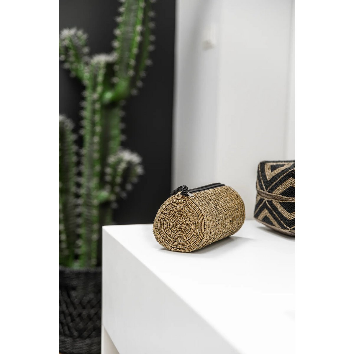 Gouden etui The Pencil Case op een wit aanrecht wat lijkt in een badkamer