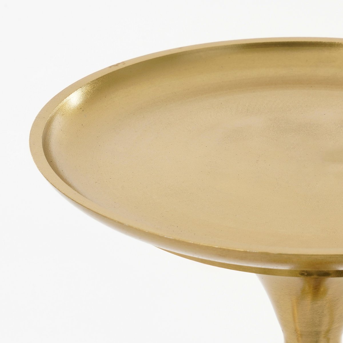 Detailfoto van het gouden tafelblad van de bijzettafel.