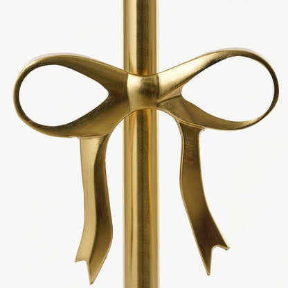 Close-up van het strikdetail op de gouden bijzettafel.