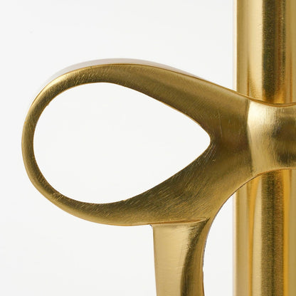 Detailfoto van de strikvorm langs de poot van de gouden tafel.