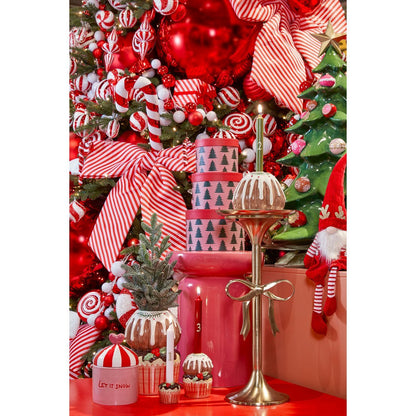 Afbeelding van de gouden bijzettafel als onderdeel van een feestelijke kerststyling met rood en goud.